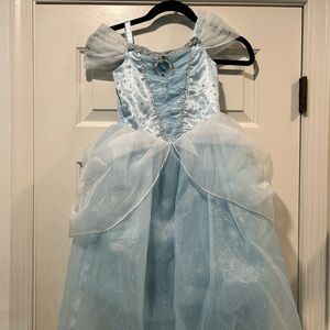 Size 5/6 girls Disney Store Cinderella dress. Excellent condition. Halloween